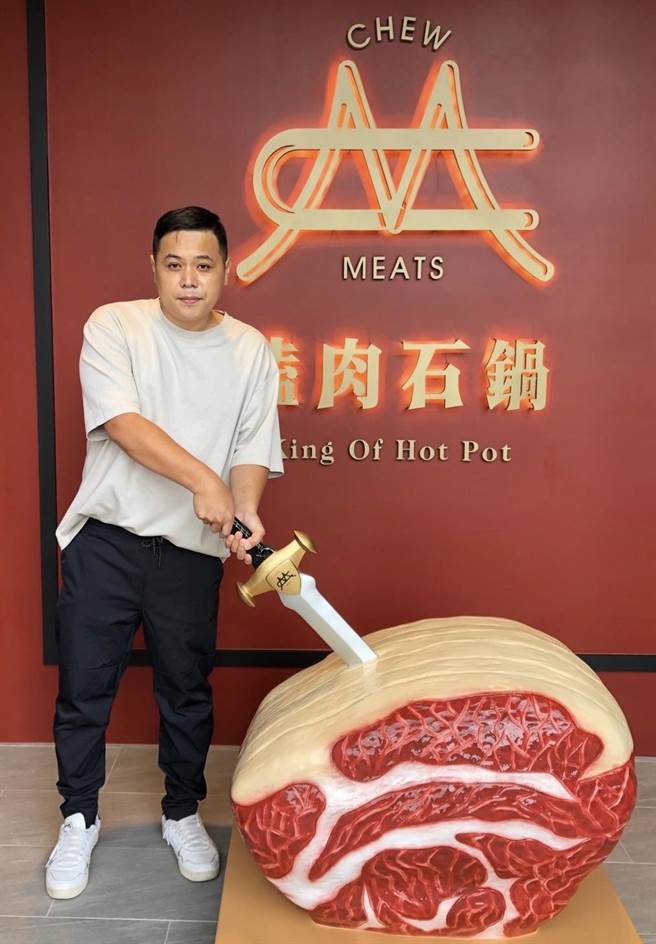 陈凯明对于肉品海鲜的知识、技术、採购等超级专业，肉类、海鲜类以平价、优质方式提供消费者使用。（业者提供／卢金足台中传真） 