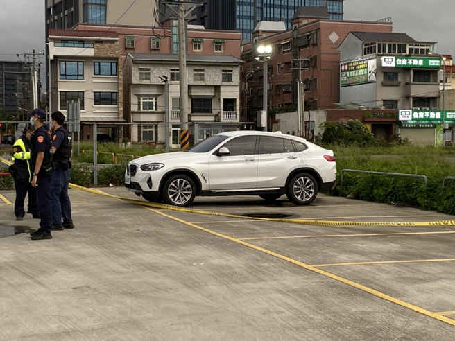 桃园市中坜区今日惊传命案，警方在桃园高铁站附近停车场中，一辆轿车内查获一对男女的遗体，均已明显死亡，目前不排除是遭人杀害后弃尸，详细案情仍待进一步调查厘清。（记者蔡明亘摄）