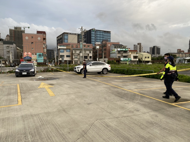 桃园市中坜区今日惊传命案，警方在桃园高铁站附近停车场中，一辆轿车内查获一对男女的遗体，均已明显死亡，目前不排除是遭人杀害后弃尸，详细案情仍待进一步调查厘清。（记者蔡明亘摄）