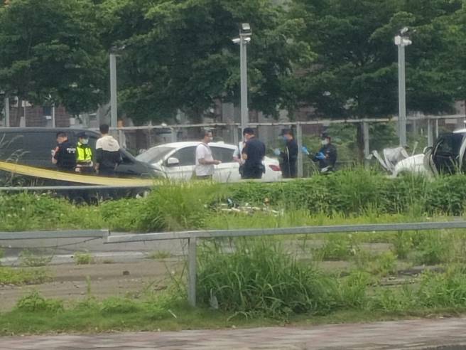 桃园市中坜区今日惊传命案，警方在桃园高铁站附近停车场中，一辆轿车内查获一对男女的遗体，均已明显死亡，目前不排除是遭人杀害后弃尸，详细案情仍待进一步调查厘清。（民眾提供）