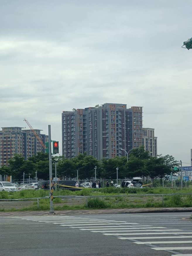 桃园市中坜区今日惊传命案，警方在桃园高铁站附近停车场中，一辆轿车内查获一对男女的遗体，均已明显死亡，目前不排除是遭人杀害后弃尸，详细案情仍待进一步调查厘清。（民眾提供）