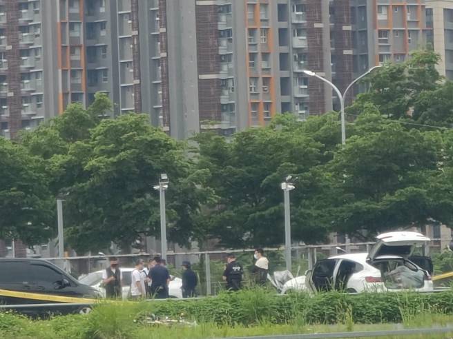 桃园市中坜区今日惊传命案，警方在桃园高铁站附近停车场中，一辆轿车内查获一对男女的遗体，均已明显死亡，目前不排除是遭人杀害后弃尸，详细案情仍待进一步调查厘清。（民眾提供）