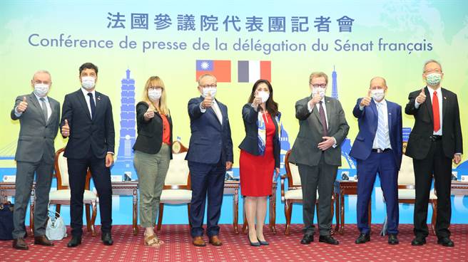 法国参议院外交暨国防委员会副主席葛利欧（左四）率团访台，今天召开记者会。（张铠乙摄）