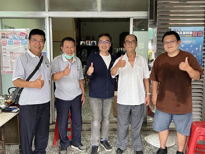 曹桓荣近期拜会前金区里长联谊会主席、文东里里长黄崑光等地方基层，不少里长力拱曹出来参选高雄市长。（柯宗纬翻摄）