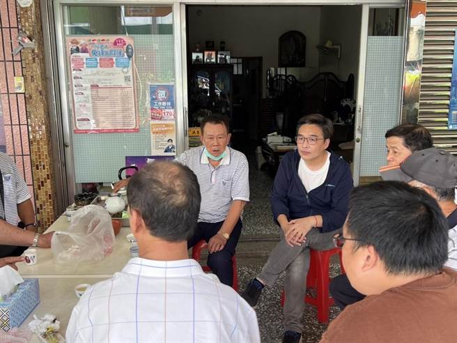 曹桓荣近期拜会前金区里长联谊会主席、文东里里长黄崑光等地方基层，不少里长力拱曹出来参选高雄市长。（柯宗纬翻摄）