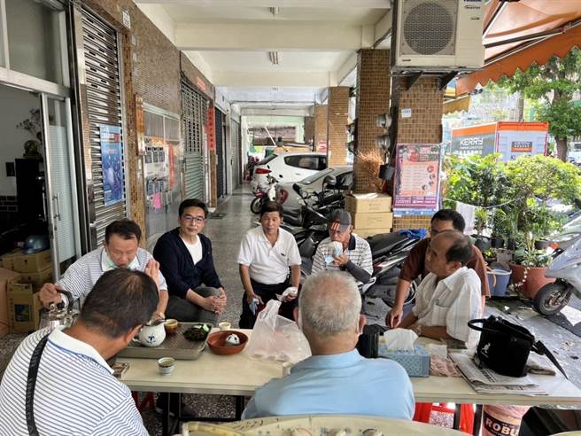 曹桓荣近期拜会前金区里长联谊会主席、文东里里长黄崑光等地方基层，不少里长力拱曹出来参选高雄市长。（柯宗纬翻摄）