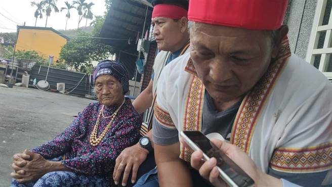 孝子猎人王光禄母亲确诊离世。图为王光禄（右）与母亲（左）2021年5月一同聆听大法官释宪结果。（资料照片）