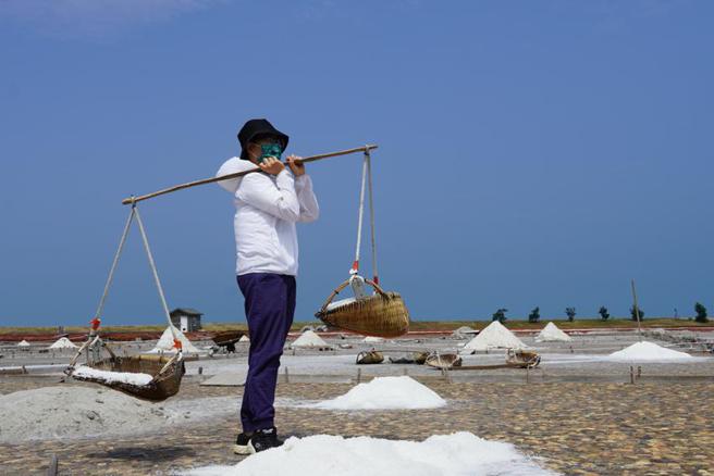臺南观旅局推出臺南好食小旅行，A线将会走访井子脚瓦盘盐田。图／臺南观旅局提供