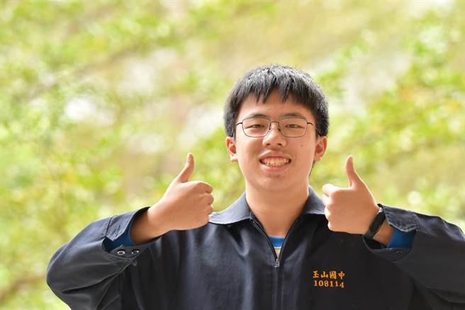 国中会考嘉义市玉山国中榜首杨捷闳。（杨文华提供）