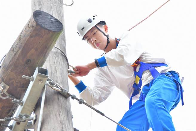 国中会考嘉义市玉山国中榜首杨捷闳乐于探索教育课程。（杨文华提供）
