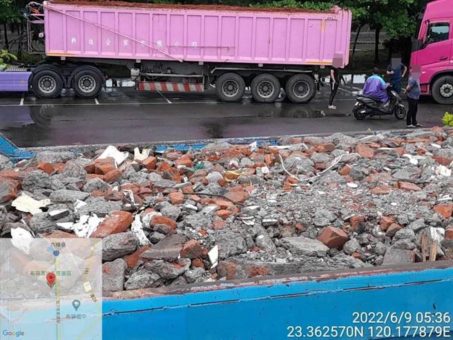 布袋分局警方直接拦查，才发现4辆曳引车车上满是废弃建筑物。（布袋分局提供∕吕妍庭嘉义传真）