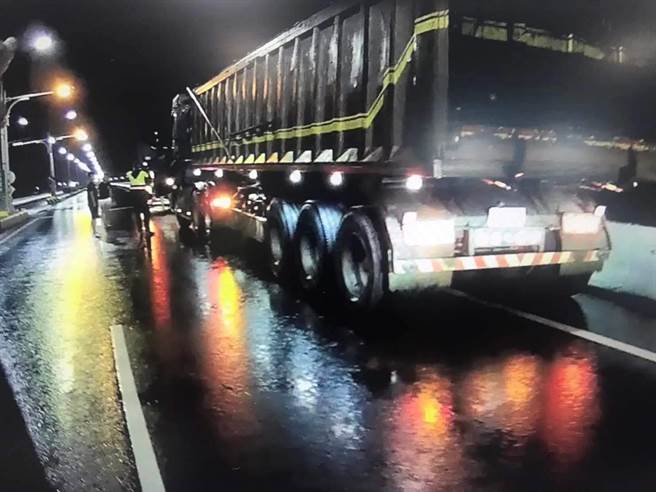 布袋分局警方直接拦查，才发现4辆曳引车车上满是废弃建筑物。（布袋分局提供∕吕妍庭嘉义传真）