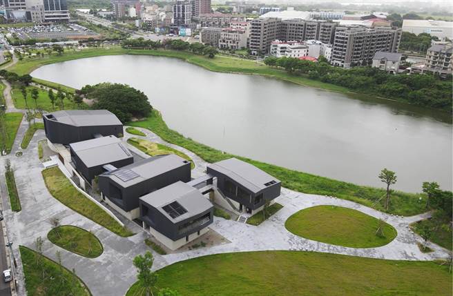 桃园市政府今年赴法国巴黎领取2022全球卓越建设奖，建设获得2金2银佳绩。（市府提供）