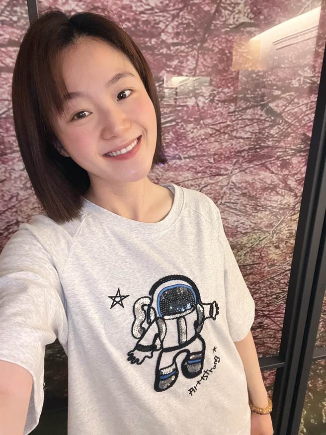 杨小黎为台８角色剪去长髮，如今因身体还没恢復完全未在进剧组。（摘自杨小黎脸书）