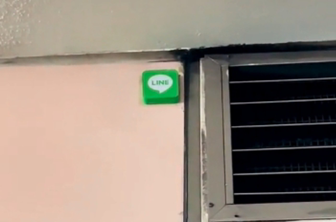 一名女网友在捷运墙上发现「LINE图示」。（图／翻摄自TikTok）