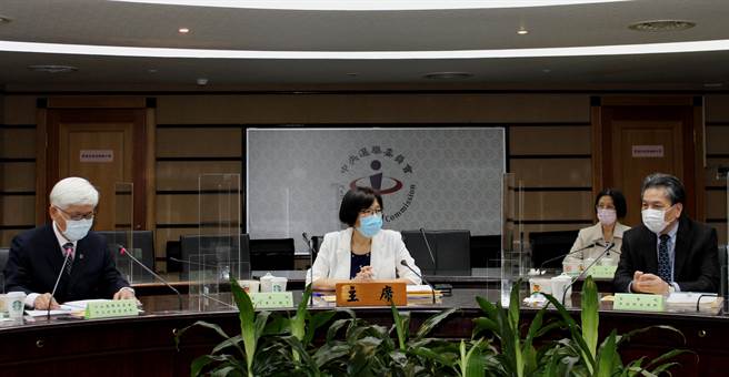 监察院副院长李鸿钧9日与监察院内政及族群委员会召集人施锦芳、监委等6人巡察中选会。（监察院提供）