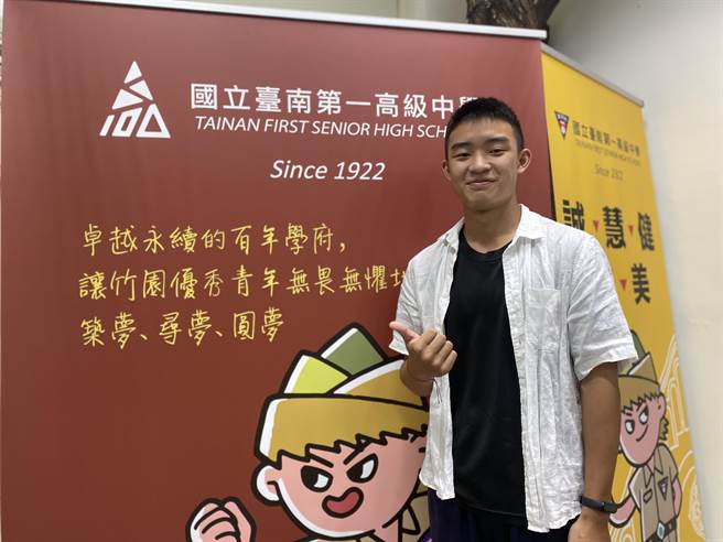 去年发起「探得无菸」捡菸蒂活动发起人之一的南一中李知器，录取阳明交大电机系。(曹婷婷摄)