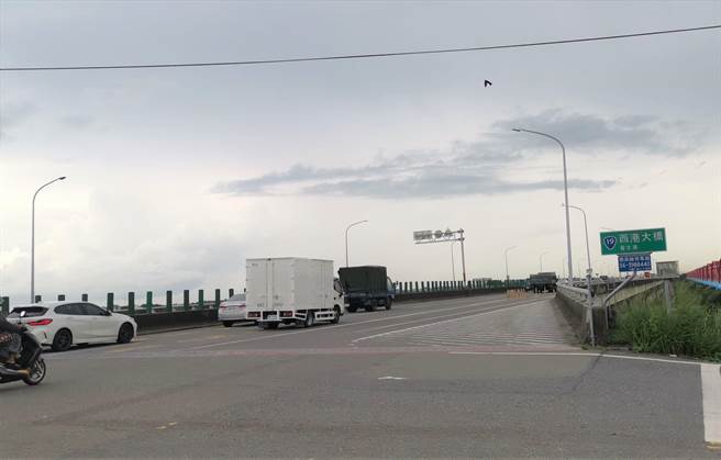 为解决西港大桥上下班时间壅塞问题，地方人士多次建议新建跨曾文溪桥、增设西港交流道。（刘秀芬摄）