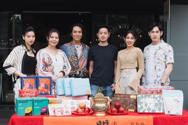 陆夏（左起）、刘品言、庄凯勛、导演赖宇同、林思宇、张书豪出席《妮波自由式》开镜仪式。（红杉娱乐提供）