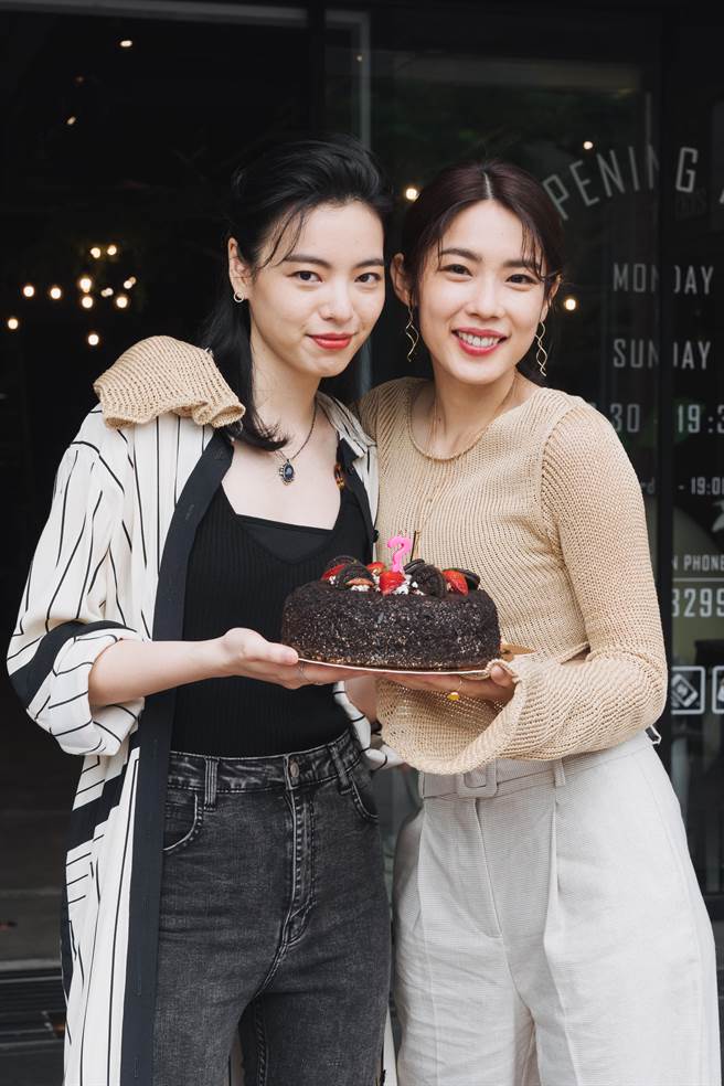 陆夏（左）和「宇宙」林思宇两人生日都在《妮波自由式》剧组度过。（红杉娱乐提供）