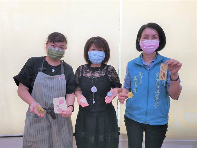 台南佳里安西社区发展协会研发鱼鳞花、芦笋皮手抄纸，为社区带来商机。（刘秀芬摄）