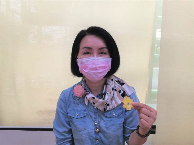 台南佳里安西社区发展协会研发鱼鳞花饰，有厂商希望能搭配丝巾销售。（刘秀芬摄）