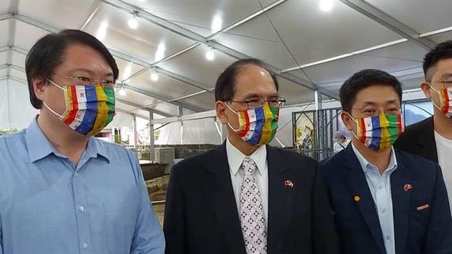 立法院长游锡堃（左二）受访，盛讚基隆市长林右昌让基隆焕然一新。（基隆市政府提供／张志康基隆传真）