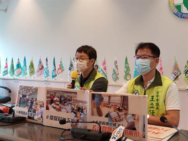 台中市议会民进党团总召江肇国（左）、副总召王立任（右），呼吁市府不应该在疫情高原期，要求基层投入快筛试剂分装作业，批评这是花费大量人力、时间，在搞市长个人宣传。（谢琼云摄）