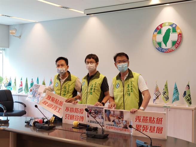 台中市议会民进党团总召江肇国（左）、副总召王立任（右）和议员张耀中（左）上午在党团办公室开记者会，批评市府要求基层投入人力分装快筛，延误发放时程还引发基层满满抱怨。（谢琼云摄） 