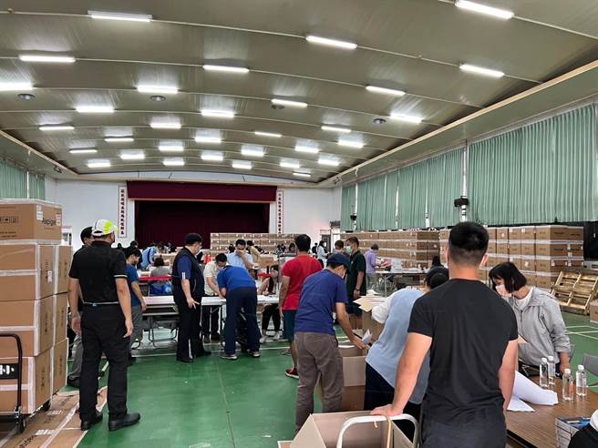 台中市议会民进党团接获陈情，指市府基层员工被迫投入快筛试剂分装作业，神冈国小大礼堂成为快筛试剂贴贴纸工厂。（图／江肇国服务处提供） 