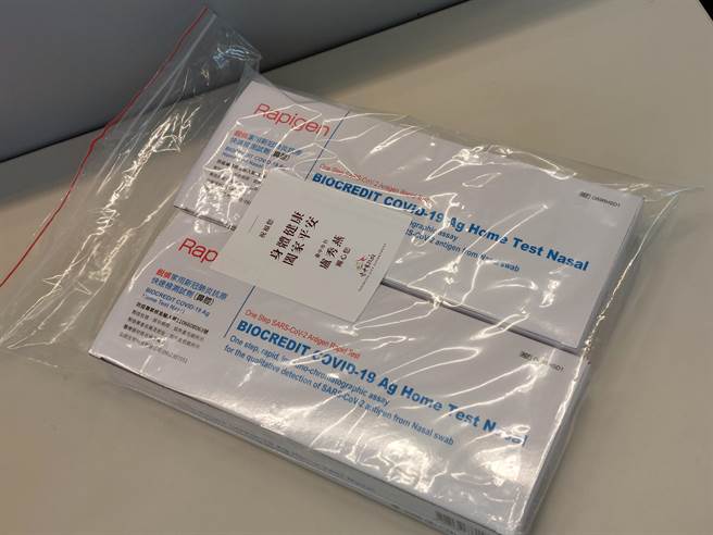 台中市政府免费发放给特定族群第一线工作人员每人2份快筛试剂，美意却因为动员各局处人力投入分装作业、和夹链袋上的贴纸，演变成口水之争和政治攻防。（谢琼云摄）
