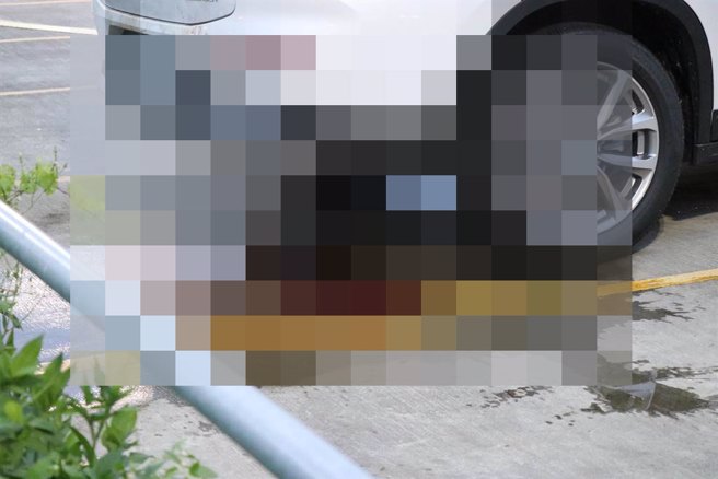 休旅车下方渗出一片尸水。（蔡明亘摄）