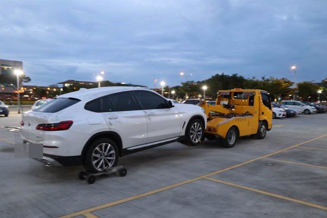 警方拖吊事发车辆。（蔡明亘摄）
