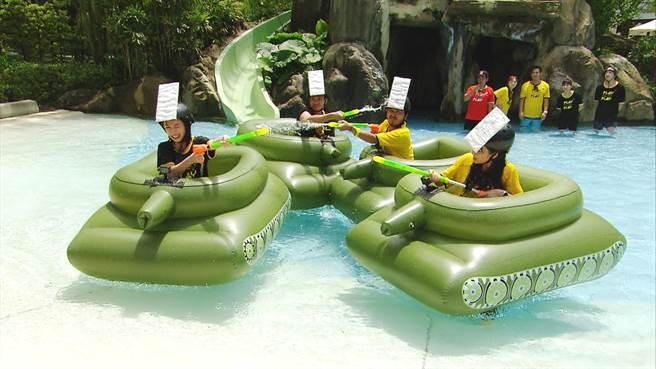 《综艺玩很大》水枪激战找答案。（三立提供）