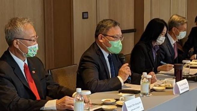 （财长苏建荣与法国参议院友台小组会面。图／财政部提供）