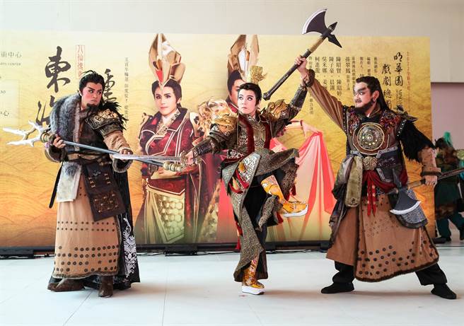 图为演员吴米娜（中）在全新作品《东海锺离》记者会中演出片段。（陈俊吉摄）