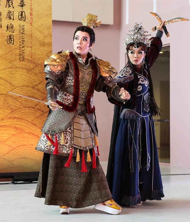 「台北表演艺术中心」即将正式开箱营运，9日明华园举行全新作品《东海锺离》记者会，图为演员吴米娜（右）在全新作品《东海锺离》记者会中演出片段。（陈俊吉摄）