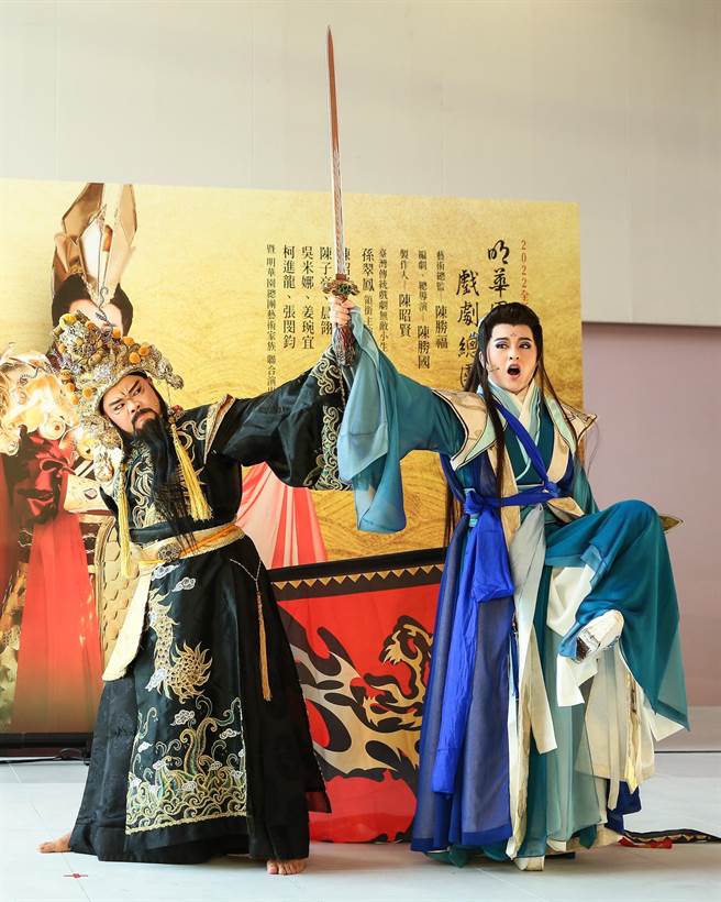 演员刘元易（玄天上帝）（左）、李郁真（东华帝君）（右）在全新作品《东海锺离》记者会中演出片段。（陈俊吉摄）