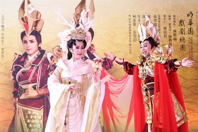 明华园举行全新作品《东海锺离》记者会，图为演员陈昭婷（左）、孙翠凤（右）在全新作品《东海锺离》记者会中演出片段。（陈俊吉摄）