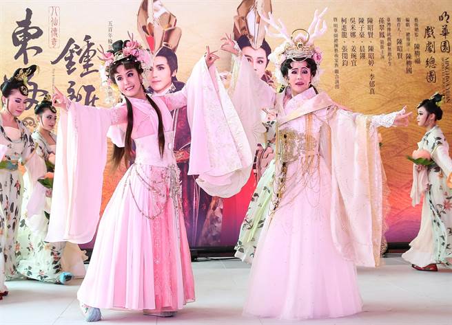 演员姜琬宜（左）、陈昭婷（右）在全新作品《东海锺离》记者会中演出片段。（陈俊吉摄）