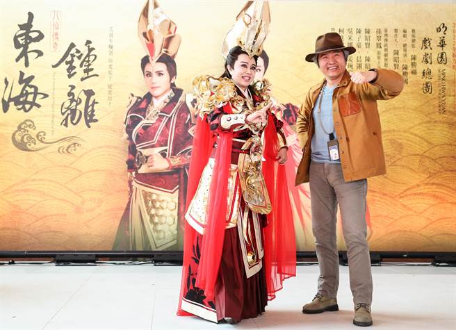 演员孙翠凤（左）、台北表演艺术中心执行长王孟超（右）合影。（陈俊吉摄）