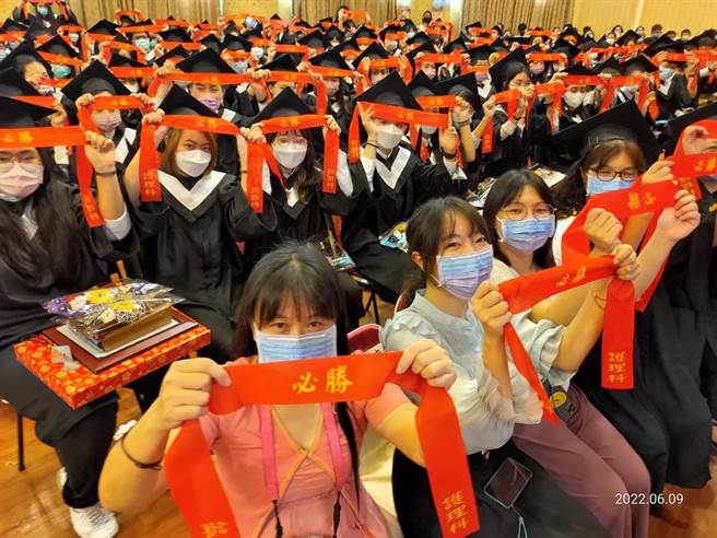 屏东慈惠医专护理科10日举办毕业典礼，280名毕业生激励自己尽速考取护理师执照、投入第一线，为学长姊分担工作压力。（谢佳潾摄）