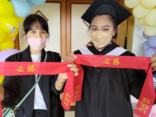 屏东慈惠医专护理科10日举办毕业典礼，280名毕业生激励自己尽速考取护理师执照、投入第一线，为学长姊分担工作压力。（谢佳潾摄）