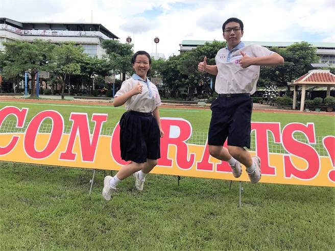 会考成绩出炉，屏东南荣国中聂舒颐（左）、陈怡卉（右），以5A＋＋、作文满级分高中状元。（谢佳潾摄）