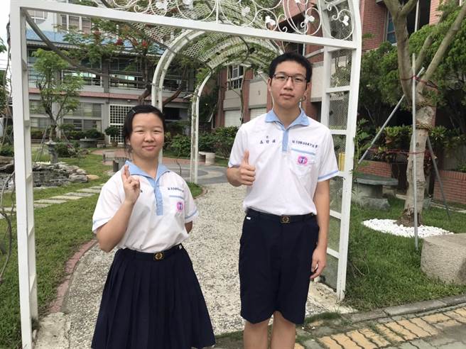 会考成绩出炉，屏东南荣国中聂舒颐（左）、陈怡卉（右），以5A＋＋、作文满级分高中状元。（谢佳潾摄）