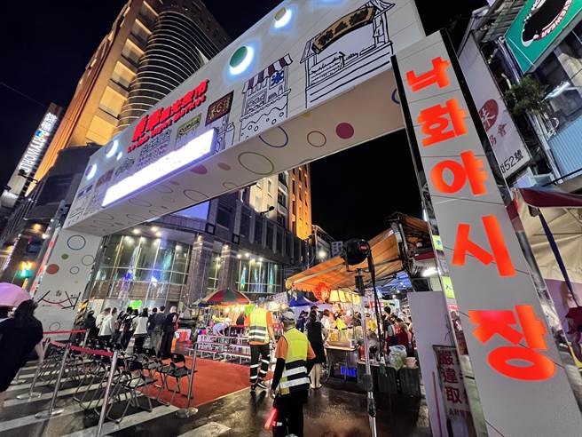 乐华夜市牌楼用中文、美、日、韩语欢迎游客。（李奇叡摄）
