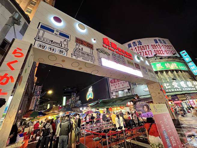 乐华夜市牌楼用中文、美、日、韩语欢迎游客。（李奇叡摄）
