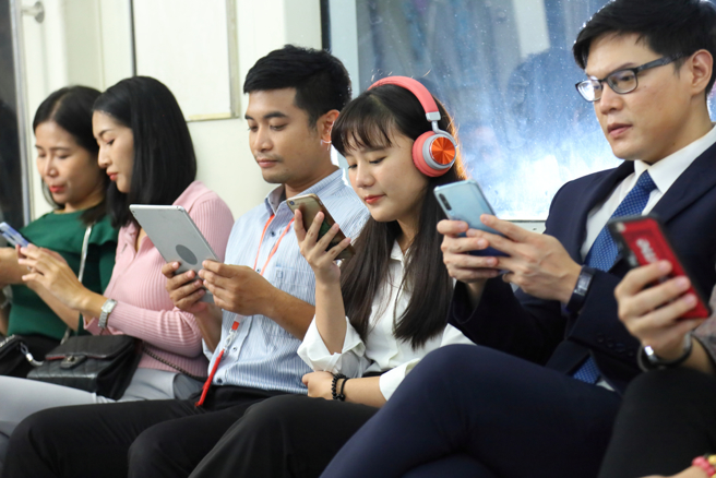 低头族时代却也衍伸出许多文明病。(示意图／shutterstock)