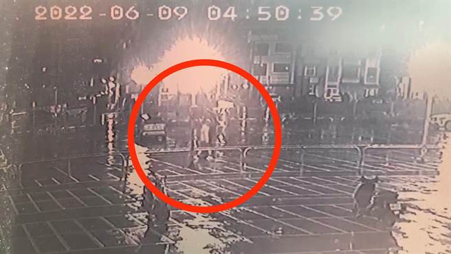 凶嫌弃车后频频回头看。（翻摄画面／蔡明亘桃园传真）