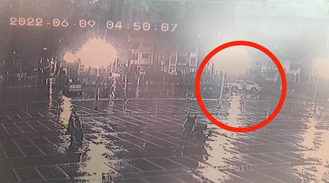 凶嫌下车后提着随身行李，似乎准备好逃亡。（翻摄画面／蔡明亘桃园传真）